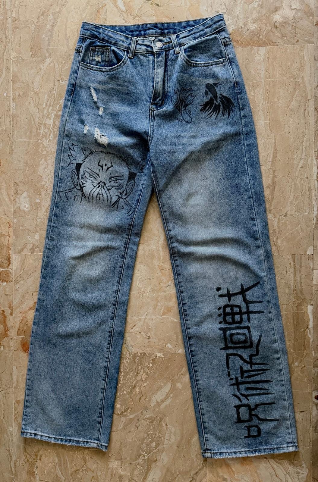 Jeans chiari dipinti a mano: ritratto di Sukuna sulla coscia, koi vicino alla tasca, glifi lungo la gamba destra