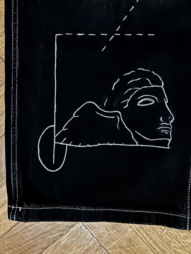 Profilo di un volto classico dentro una cornice tratteggiata
