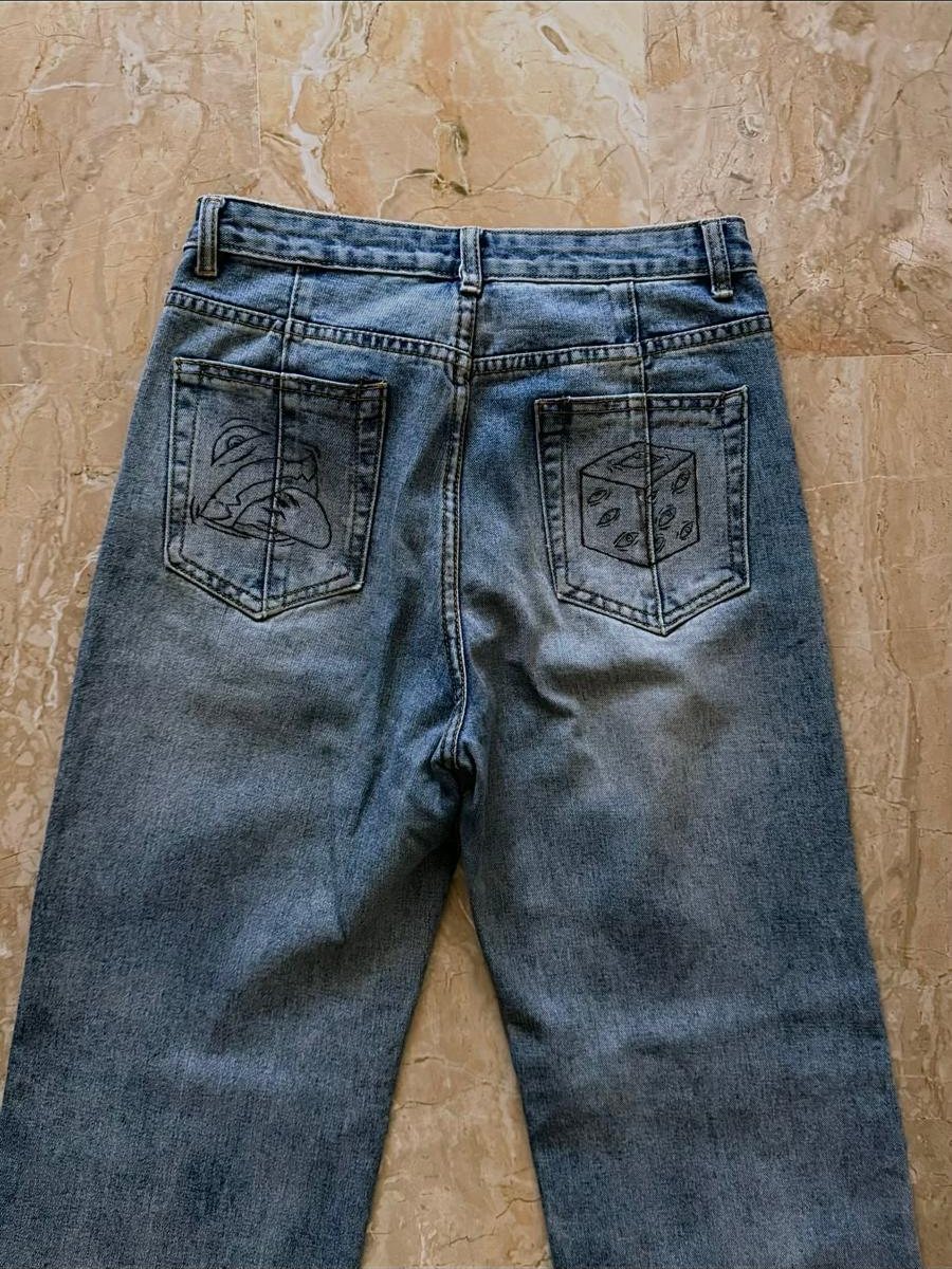 Retro degli stessi jeans: un profilo e un dado disegnati sulle tasche